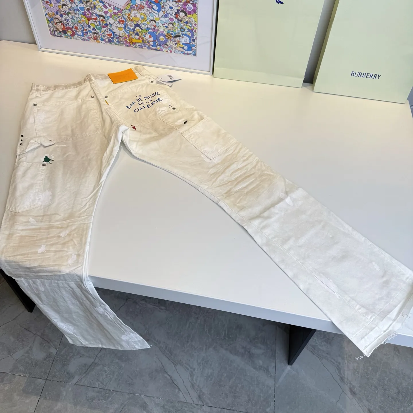 P250 model number: D457 GALLERY DEPT. ss25 new color graffiti hand-painted splicing printed letters bootcut jeans Size: 28, 30, 32, 34, 36 (S-XXL) Color: hand-painted white Size reference: pants length 100 102 104 106 106 waist 72 76 80 84 88 recommended weight S (about 110 pounds) M (about 120 pounds) L (about 140 pounds) XL (about 165 pounds) XXL (about 185 pounds)